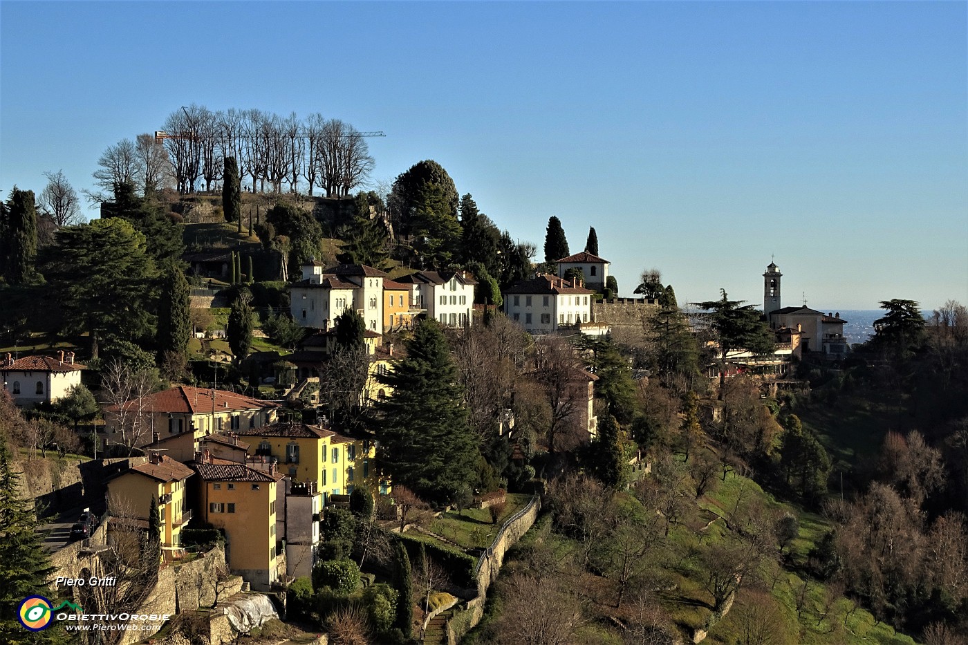 38 Da Monte Bastia vista verso San Vigilio e il suo castello.JPG